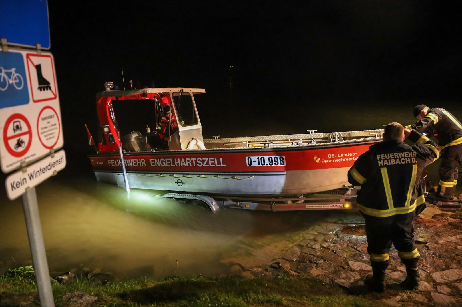 Ein dramatischer Großeinsatz hat sich in der Nacht auf Montag im Bereich der Schlögener Schlinge abgespielt, nachdem ein Schiffspassagier in die Donau gestürzt ist.