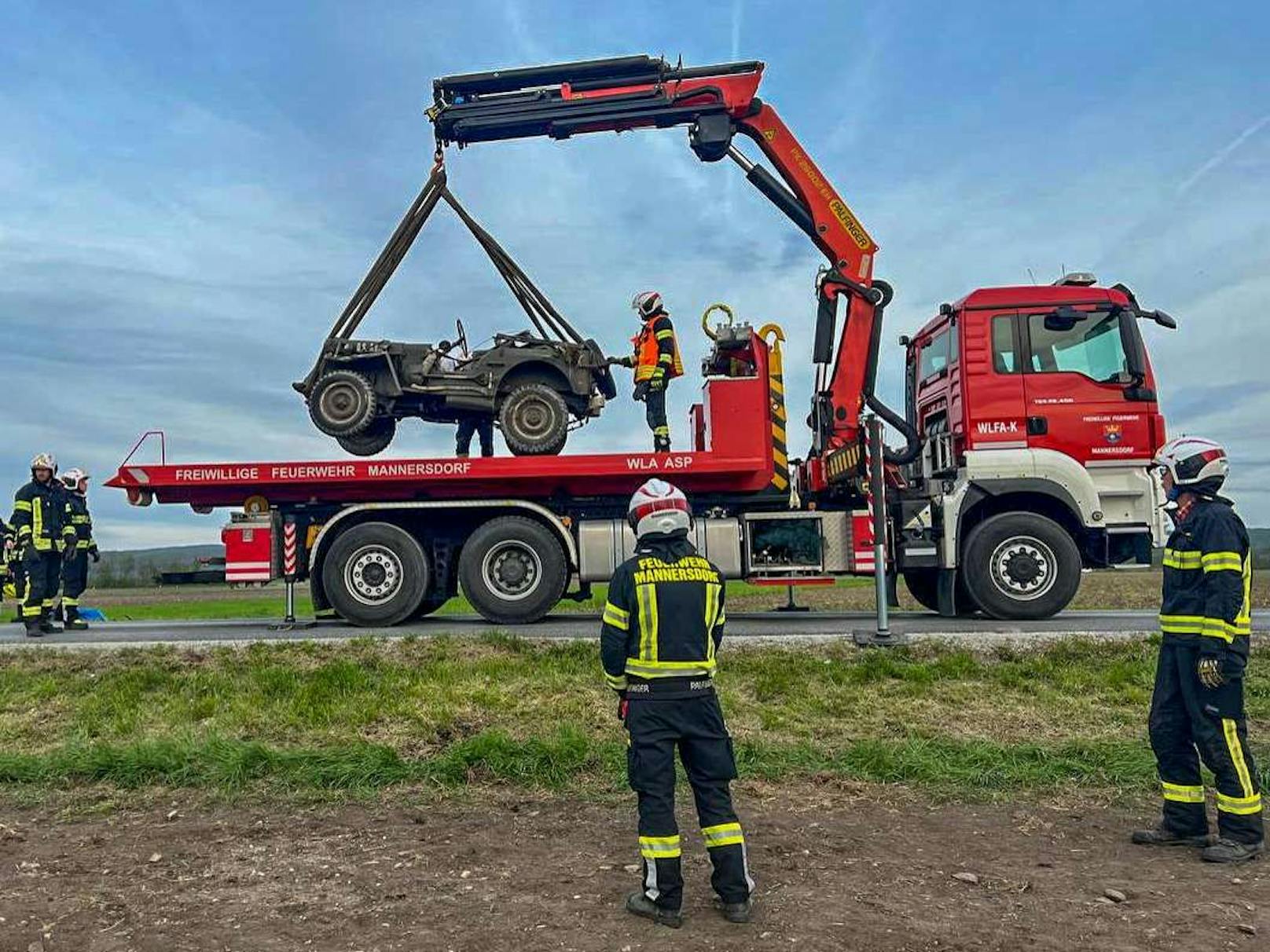 Tödlicher Unfall in Hof am Leithagebirge (NÖ) am 1. Mai: Bei einem Ausflug mit einem alten U.S. Army-Jeep kam es zum Überschlag. Eine Person wurde dabei getötet, drei Erwachsene und ein Kind (8) zum Teil schwer verletzt.