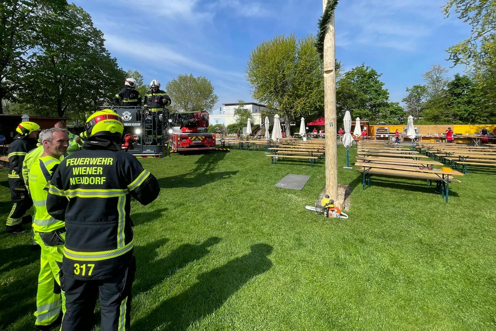 Aus Sicherheitsgründen mussten Feuerwehr und Gemeinde den zuvor aufgestellten Maibaum noch vor dem Fest wieder fällen.