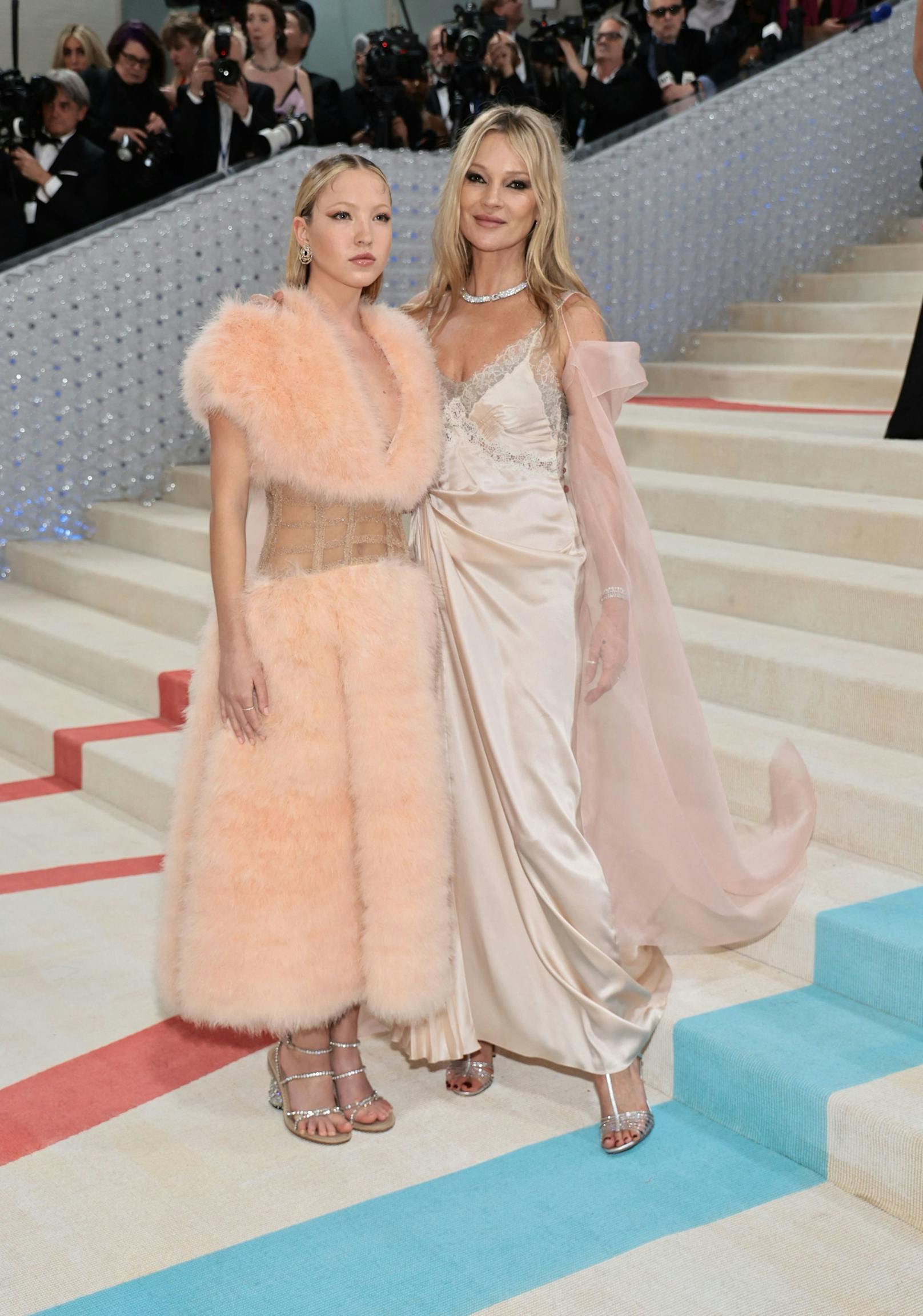Mutter und Tochter: Lila und Kate Moss kamen beide in Kreationen aus dem Hause Fendi.