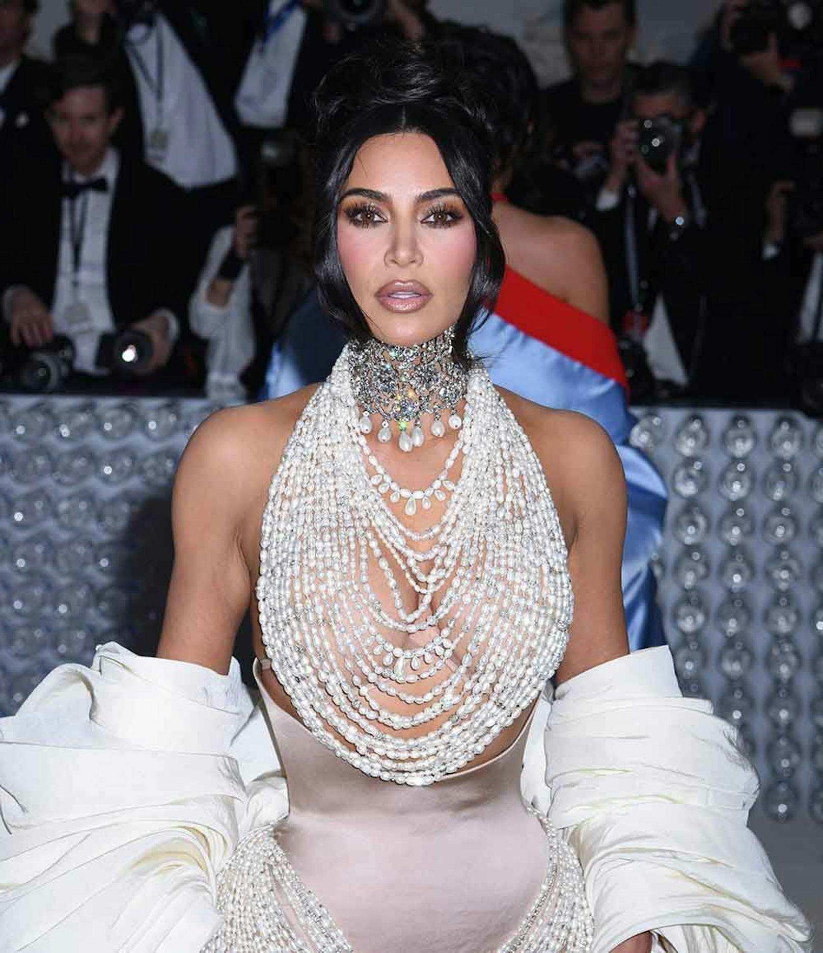 Kim Kardashian stilisierte ihren Playboy Look auf dem Jahr 2007 für den Red Carpet.