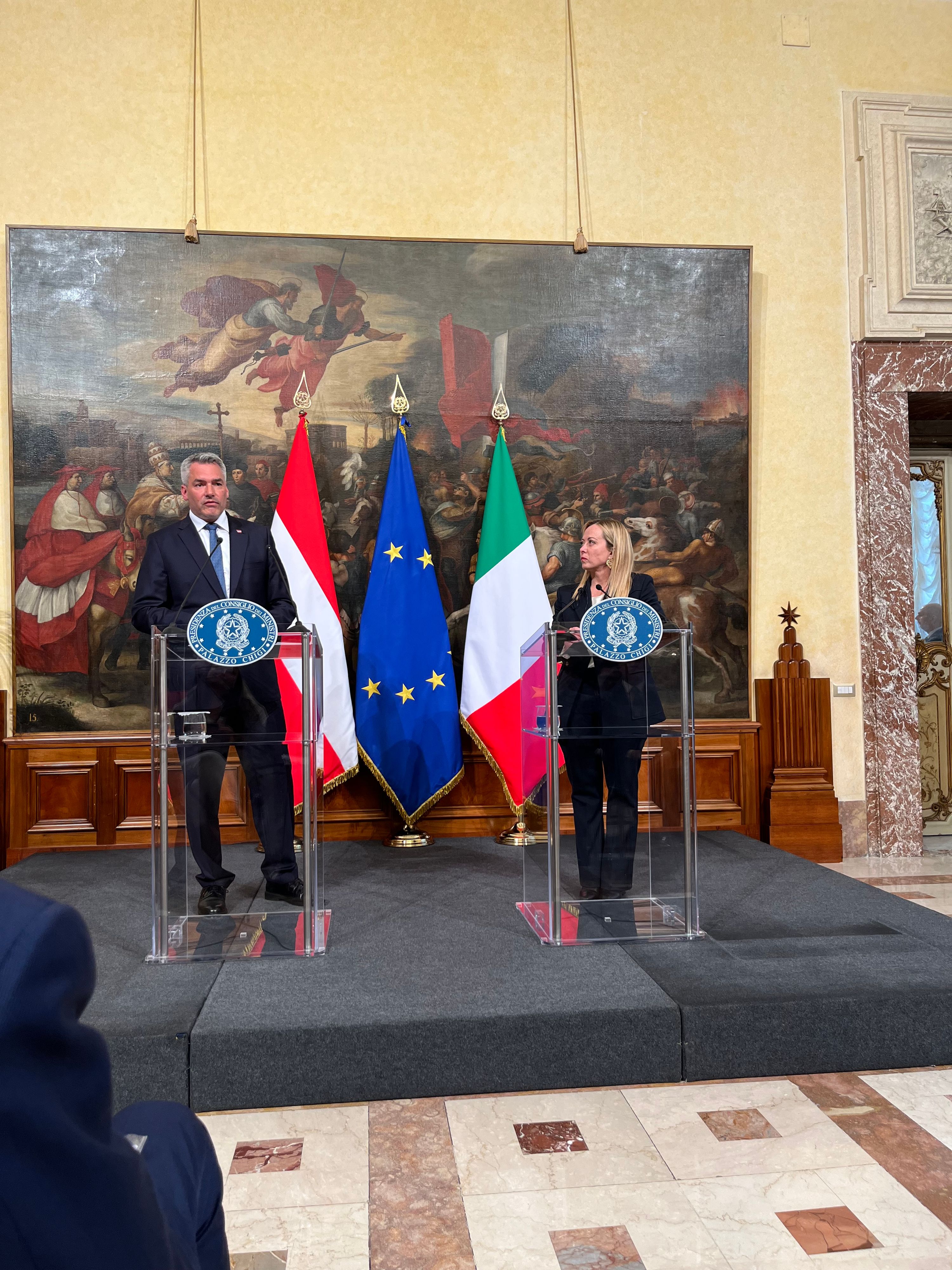 Bundeskanzler Nehammer und Premierministerin Meloni bei einer gemeinsamen Pressekonferenz am Dienstag.