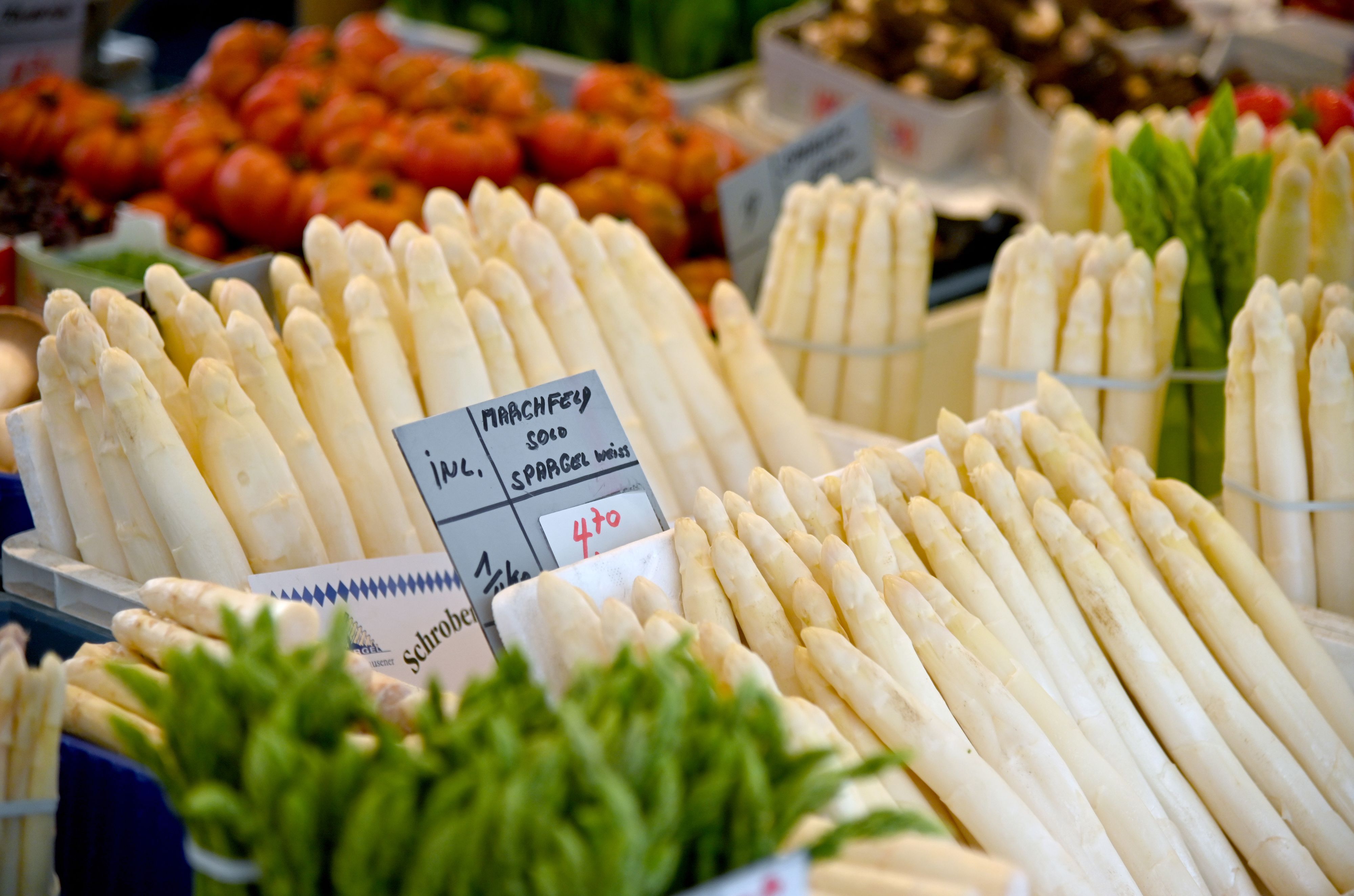Download von www.picturedesk.com am 02.05.2023 (10:56).  ABD0014_20220422 - SALZBURG - ÖSTERREICH: ++ THEMENBILD ++ Illustration zu den Themen "Inflation / Lebensmittel /Teuerungen / Preise /Obst & Gemüse" -Spargel an einem Obst & Gemüse-Stand am Wochenmarkt in Salzburg am Donnerstag, 21. April 2022. - FOTO: APA/BARBARA GINDL - 20220421_PD13679 - Rechteinfo: Rights Managed (RM)