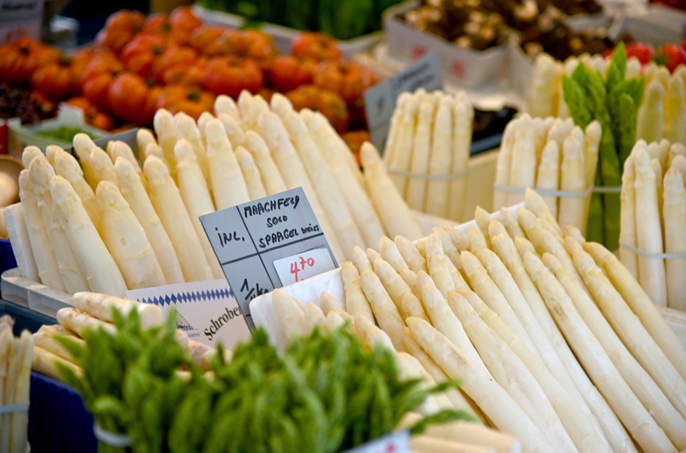 Bereit bevor der heimische Spargel in den Verkauf kommt, liegt die importierte Ware im Regal. (Symbolbild)