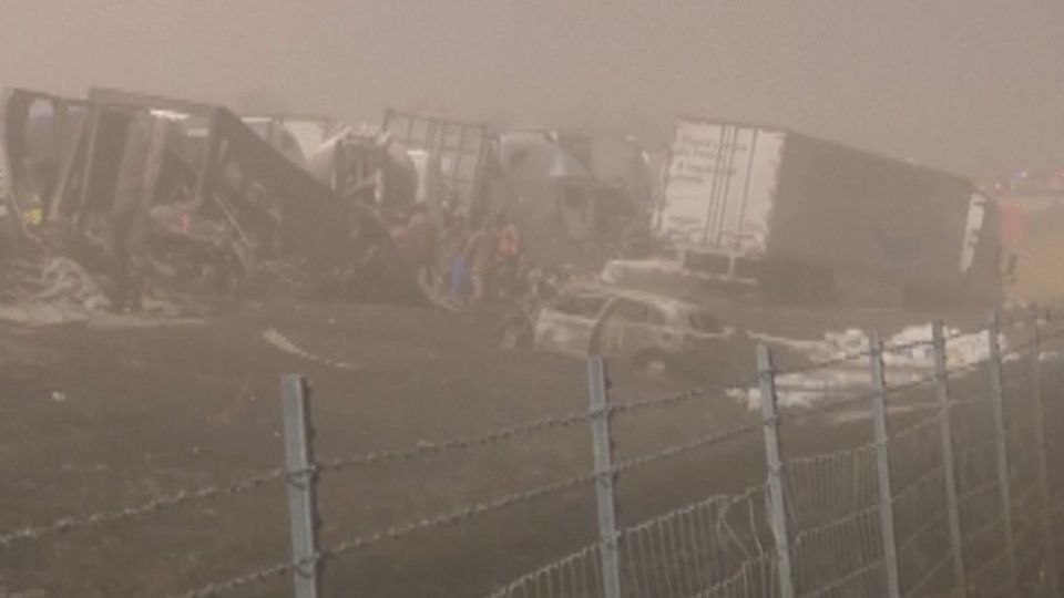 Sandsturm im US-Bundesstaat Illinois: Auf der Interstate I-55 türmen sich die verunglückten Fahrzeuge.