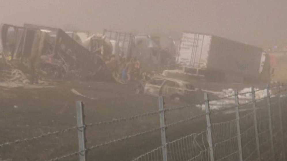 Sandsturm im US-Bundesstaat Illinois: Auf der Interstate I-55 türmen sich die verunglückten Fahrzeuge.
