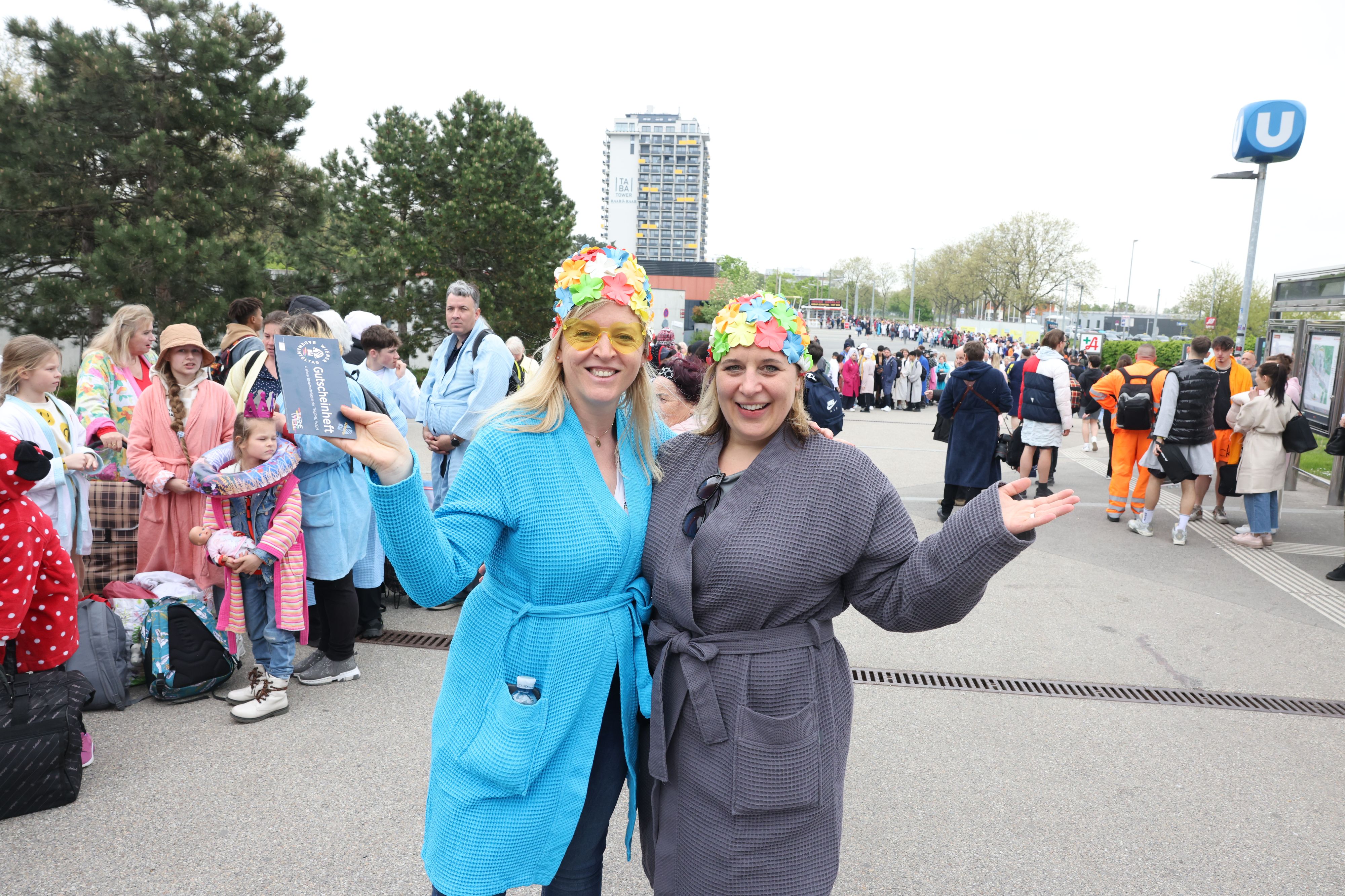 Hunderte Thermengäste kamen im Bademantel zur Therme Wien.&nbsp;