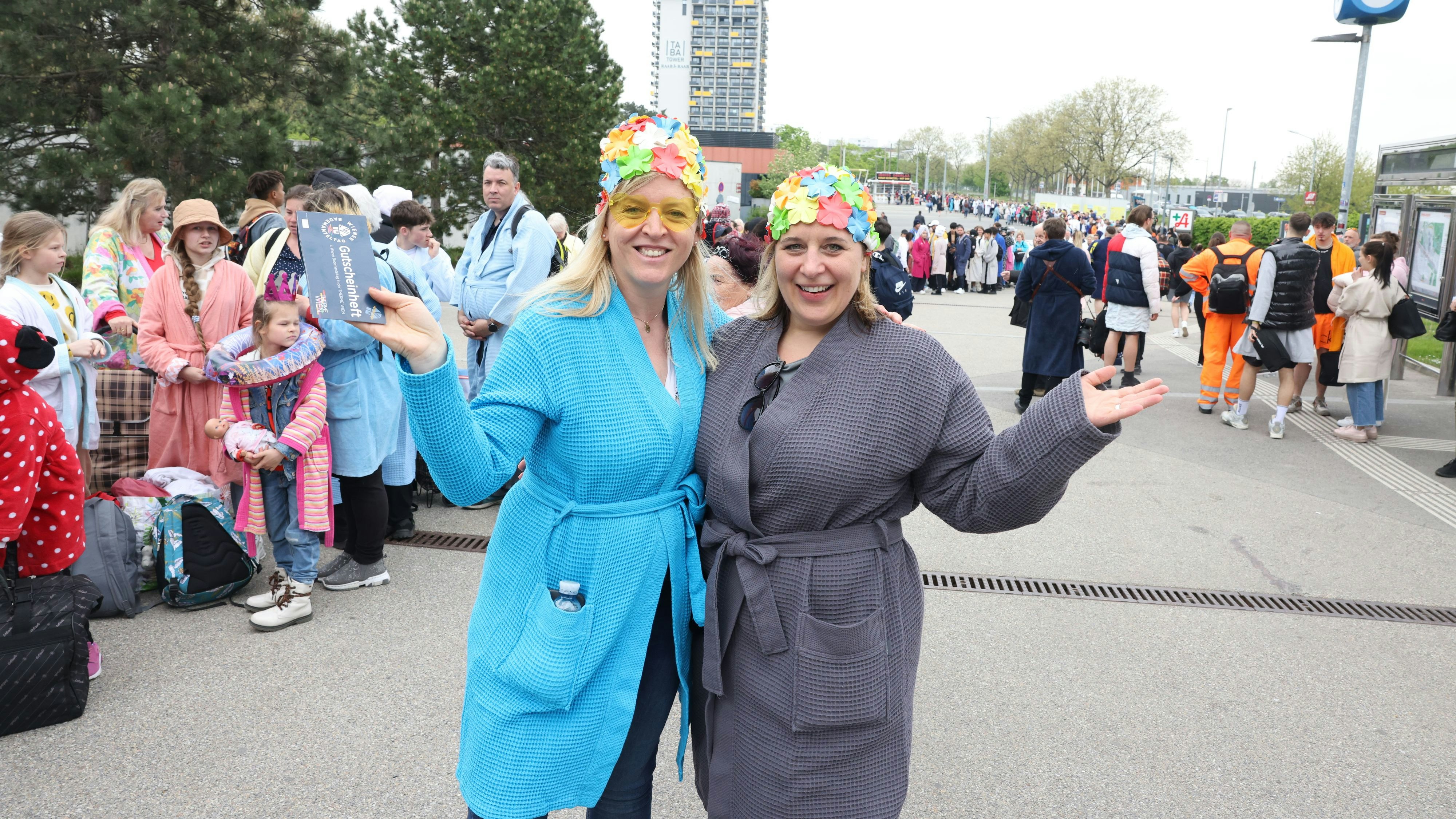 Hunderte Thermengäste kamen im Bademantel zur Therme Wien. 