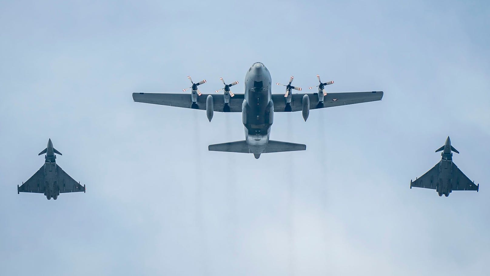 Die Eurofighter trainieren Überschallmanöver in Österreich.