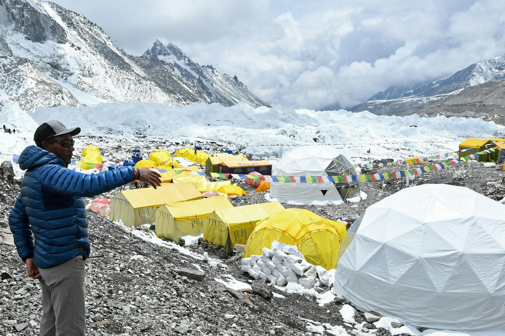 Ein amerikanischer Arzt ist am Mount Everest gestorben. Es ist bereits der vierte Todesfall in dieser Saison.