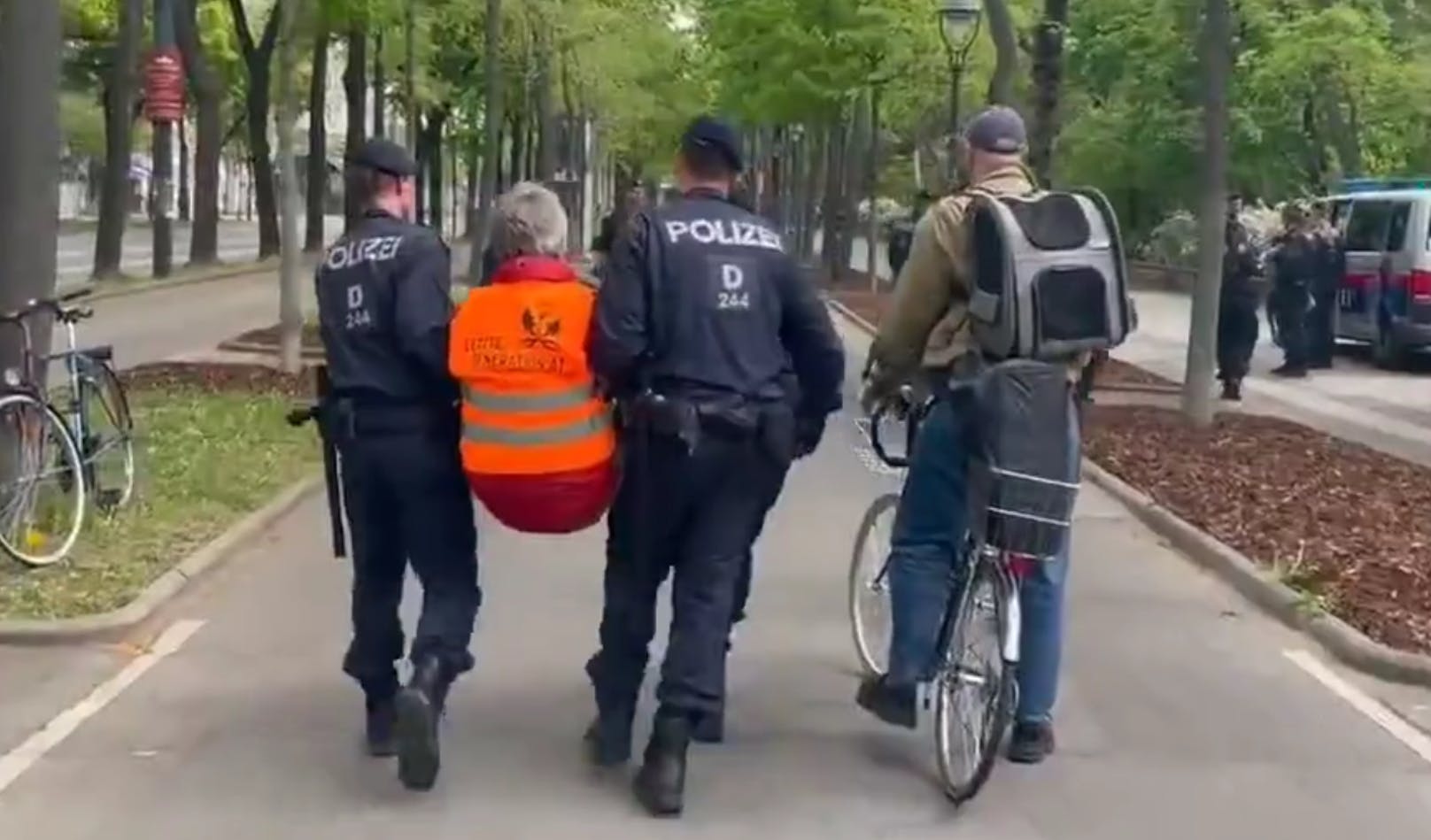 Die Polizei nimmt einen Klima-Aktivisten fest. 