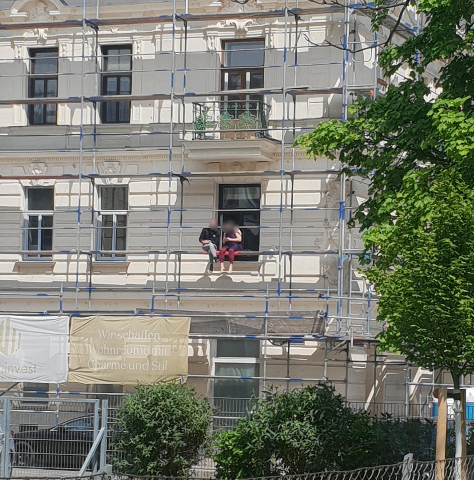 Sonnenbad auf dem Baugerüst