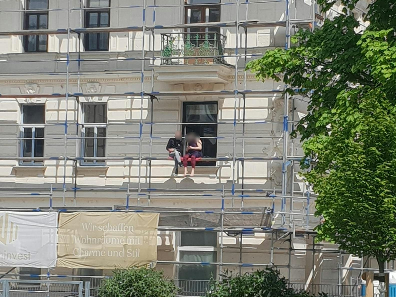 Sonnenbad auf dem Baugerüst