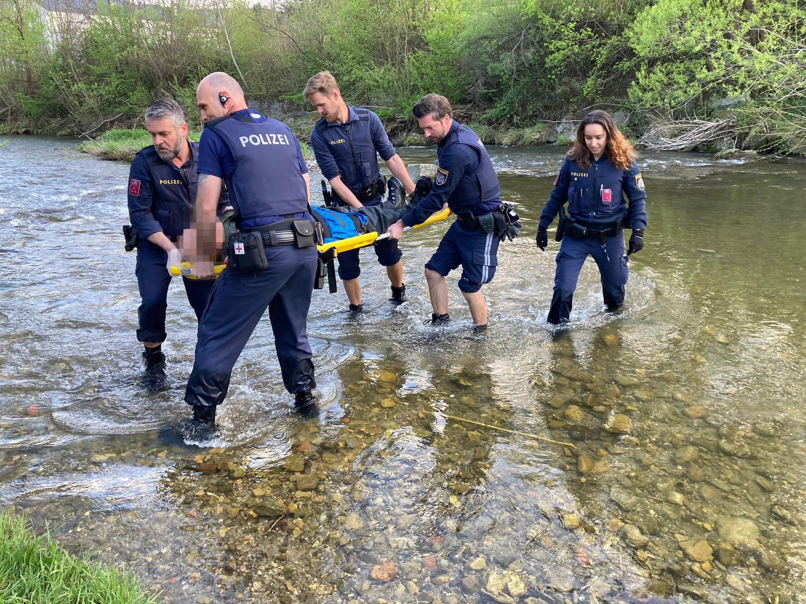 Polizisten in Berndorf bei der Rettungsaktion