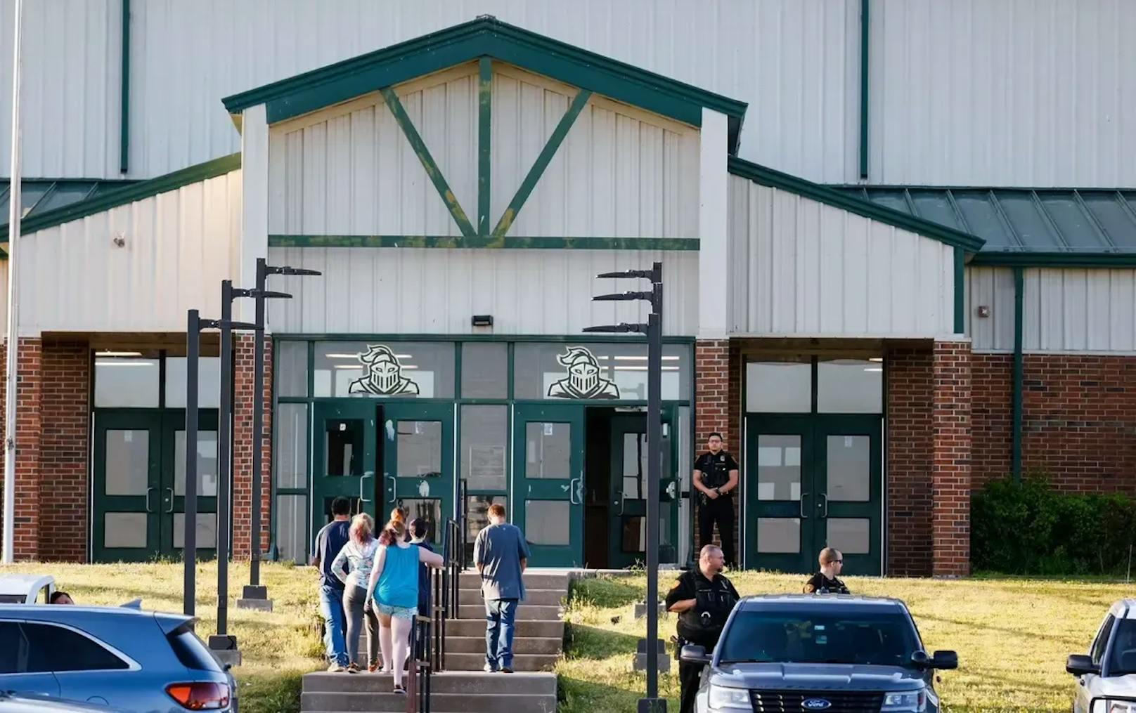Einige der Opfer gingen auf die Henryetta High School, die vorerst nicht geschlossen werden soll, um den Schülerinnen und Schülern Zugang zu Gesprächen mit Experten für psychische Gesundheit und Geistlichen zu bieten.