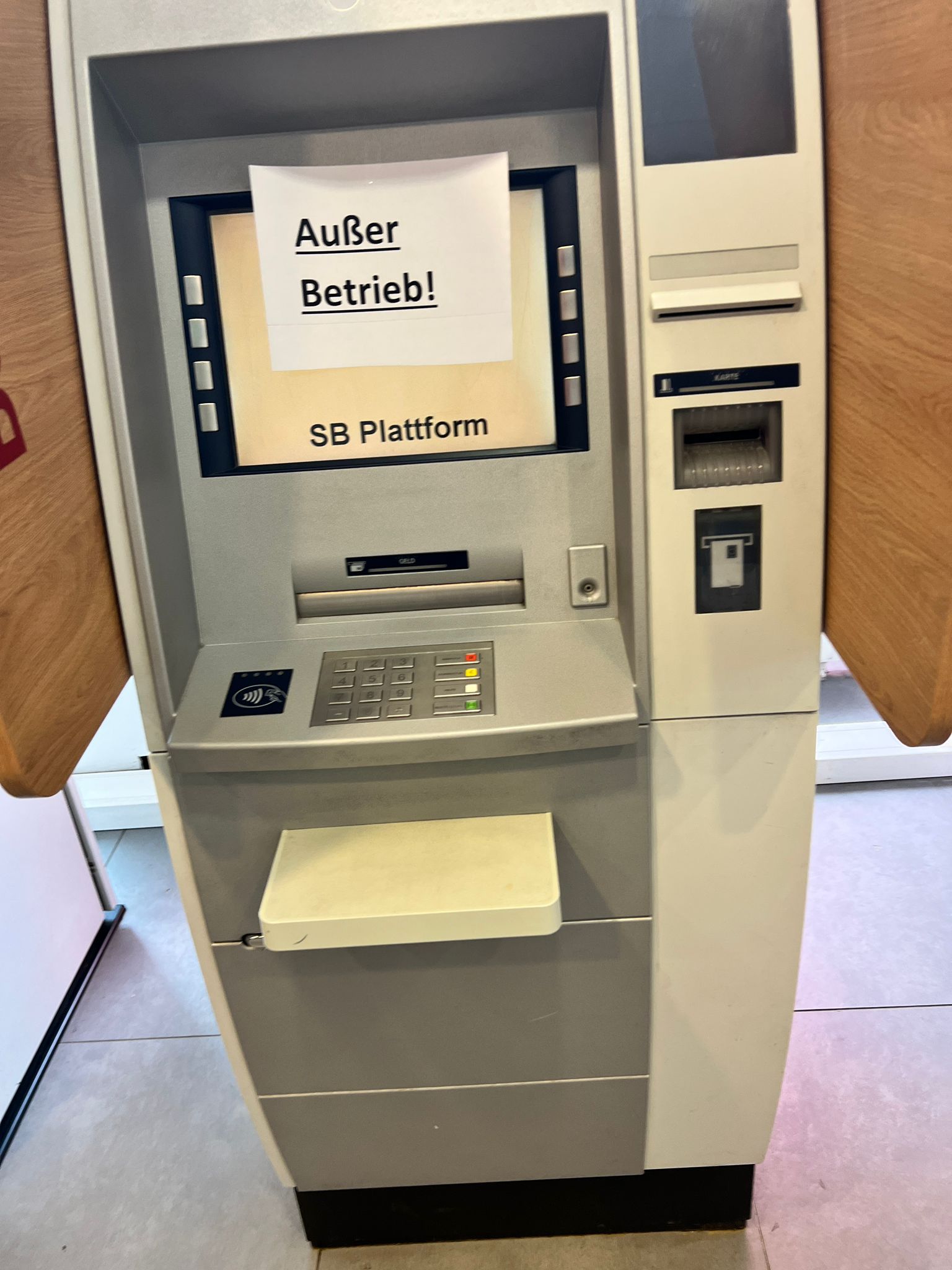 Die Bankomaten in den Filialen sind außer Betrieb.