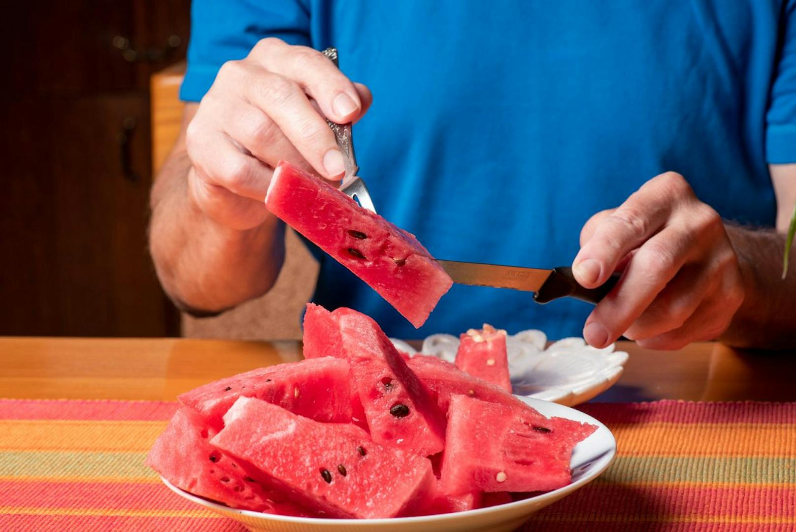 Wassermelonenkerne werden gerne frisch aus der Frucht gegessen. Diese kannst du allerdings auch geröstet genießen. Die Samen sind reich an den Vitaminen A, B und C sowie Magnesium, Kalzium und Eisen.