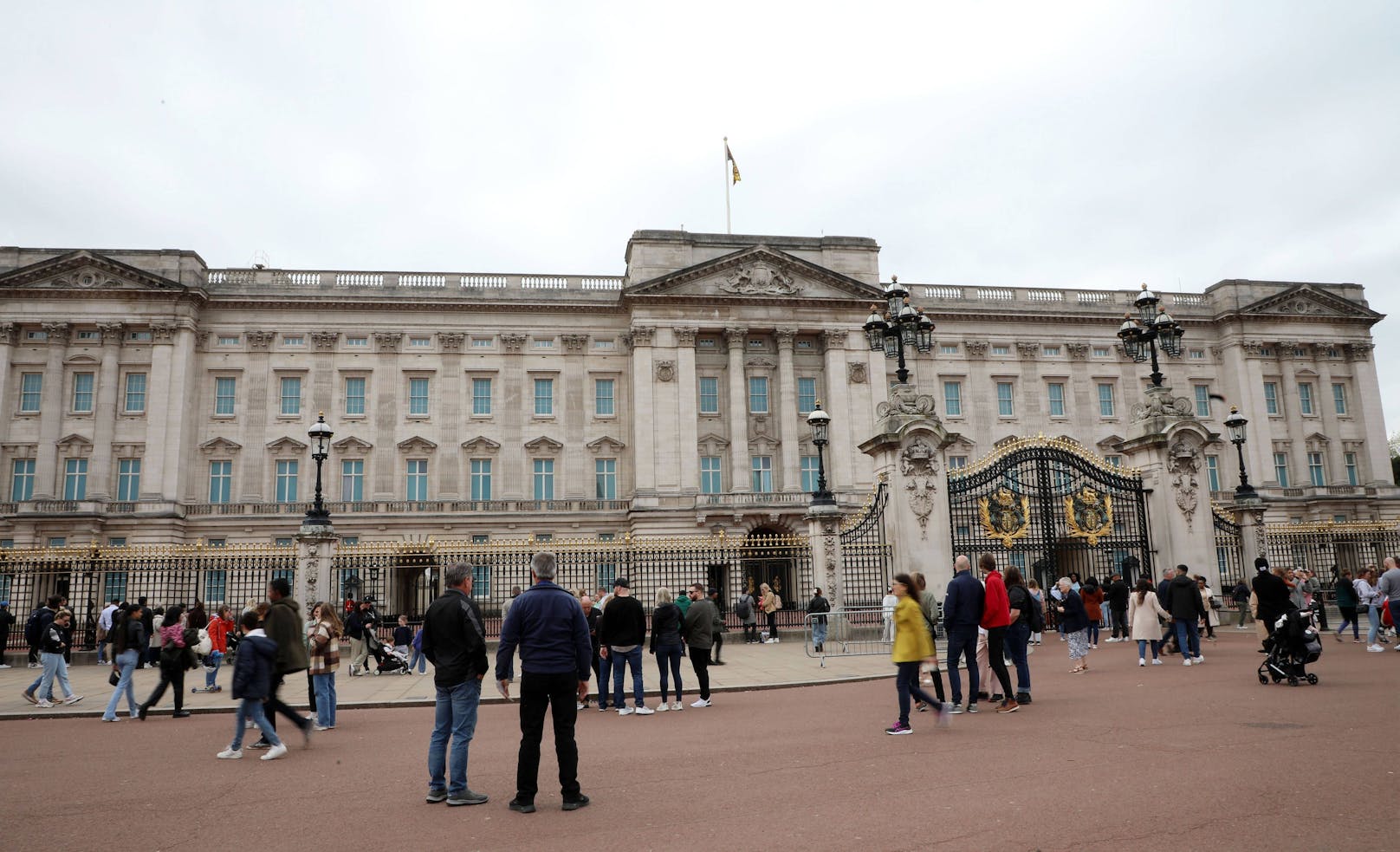 Wenige Tage vor der Krönung von König Charles III. kam es zu einem Zwischenfall am Buckingham Palace.