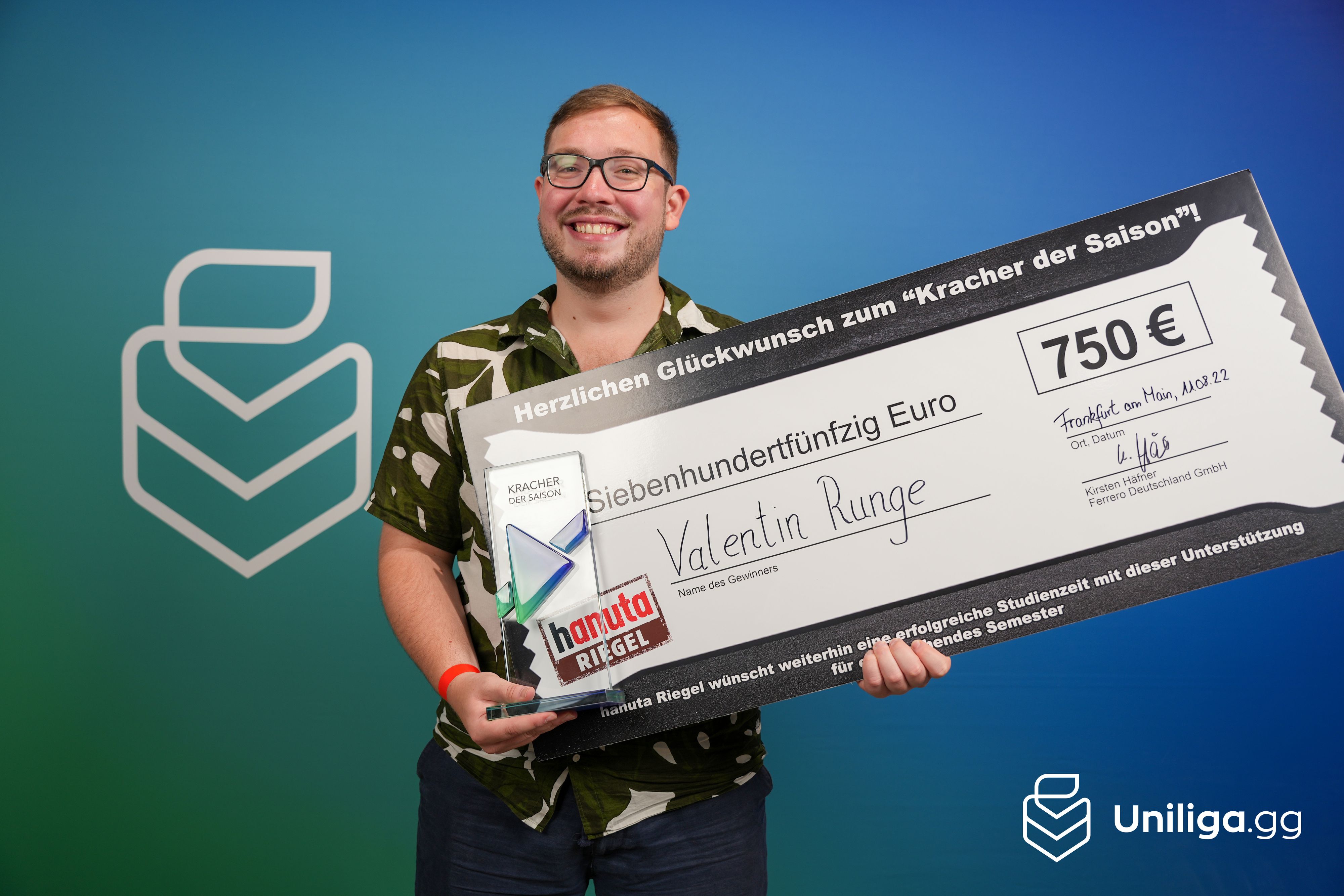 Ausgezeichnet: Uniliga-Spieler Valentin Runge erhält den von hanuta Riegel geförderten Preis für den "Kracher der Saison".