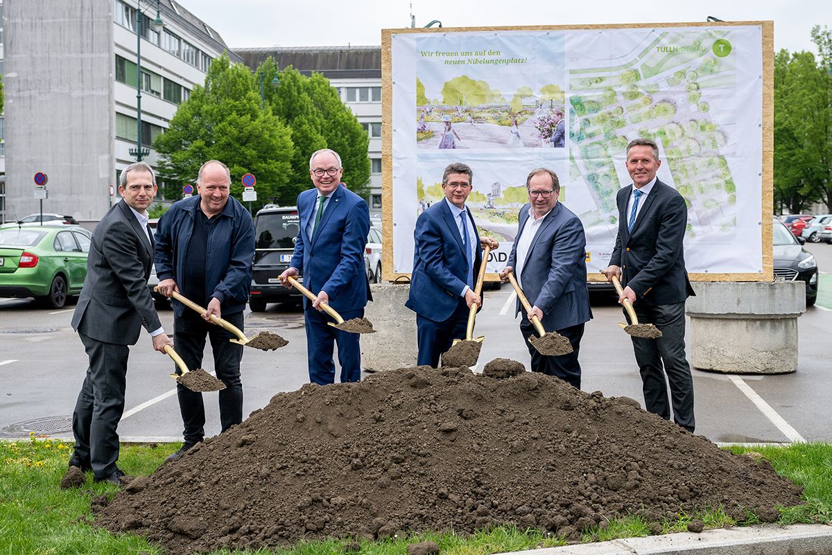 Beim Spatenstich (v.l.n.r.): Vizebürgermeister Rainer Patzl, Stadtrat Hubert Herzog, Landeshauptfrau-Stellvertreter Stephan Pernkopf, Bürgermeister Peter Eisenschenk, Vizebürgermeister Harald Schinnerl und Vizebürgermeister Wolfgang Mayrhofer.