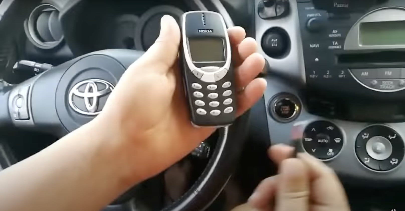 Dieses Uralt-Handy kann Autos knacken. 