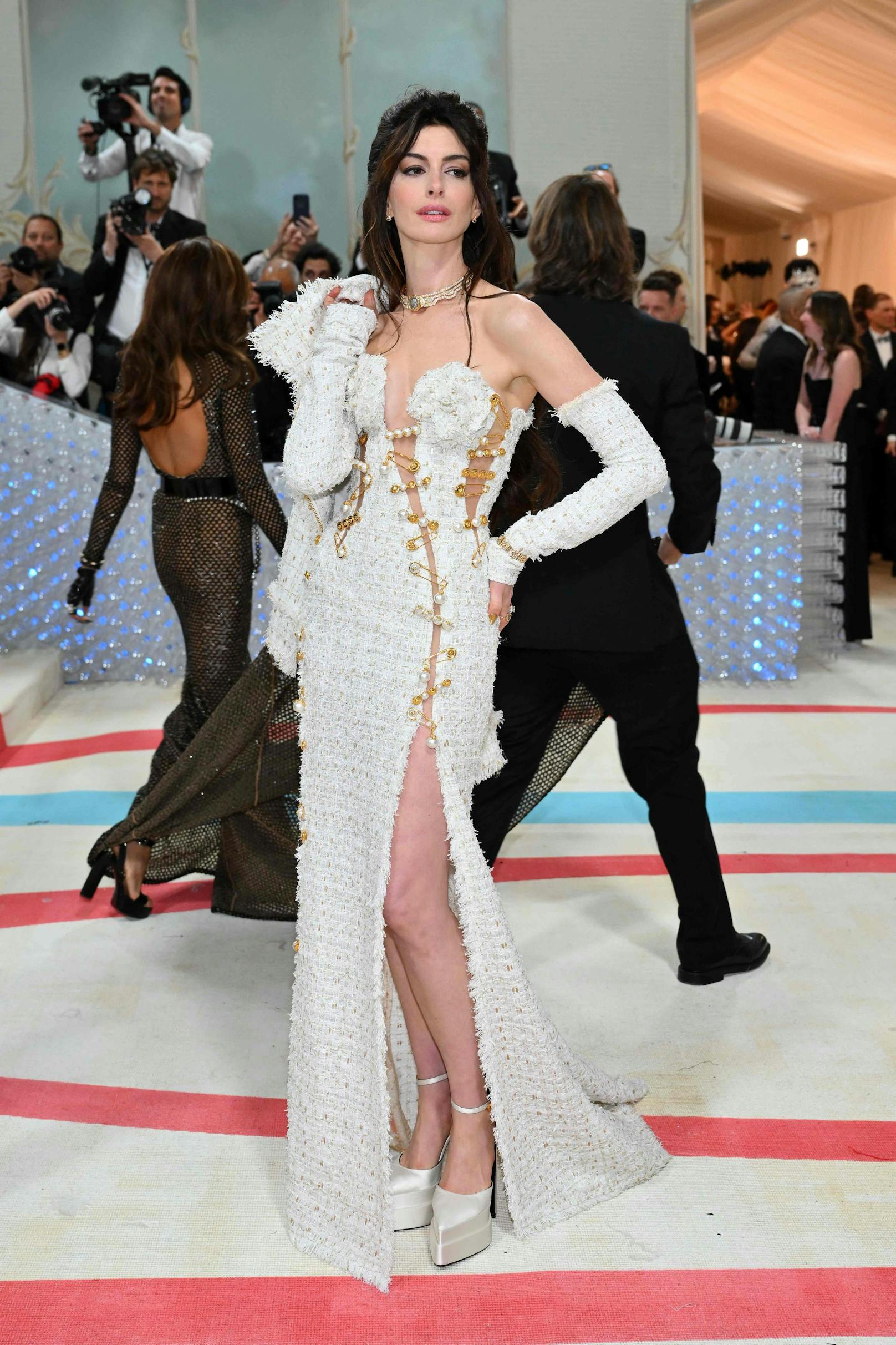 Anne Hathaway im typischen Chanel-Tweed mit Versace-Twist: riesige Sicherheitsnadeln hielten das Kleid zusammen.