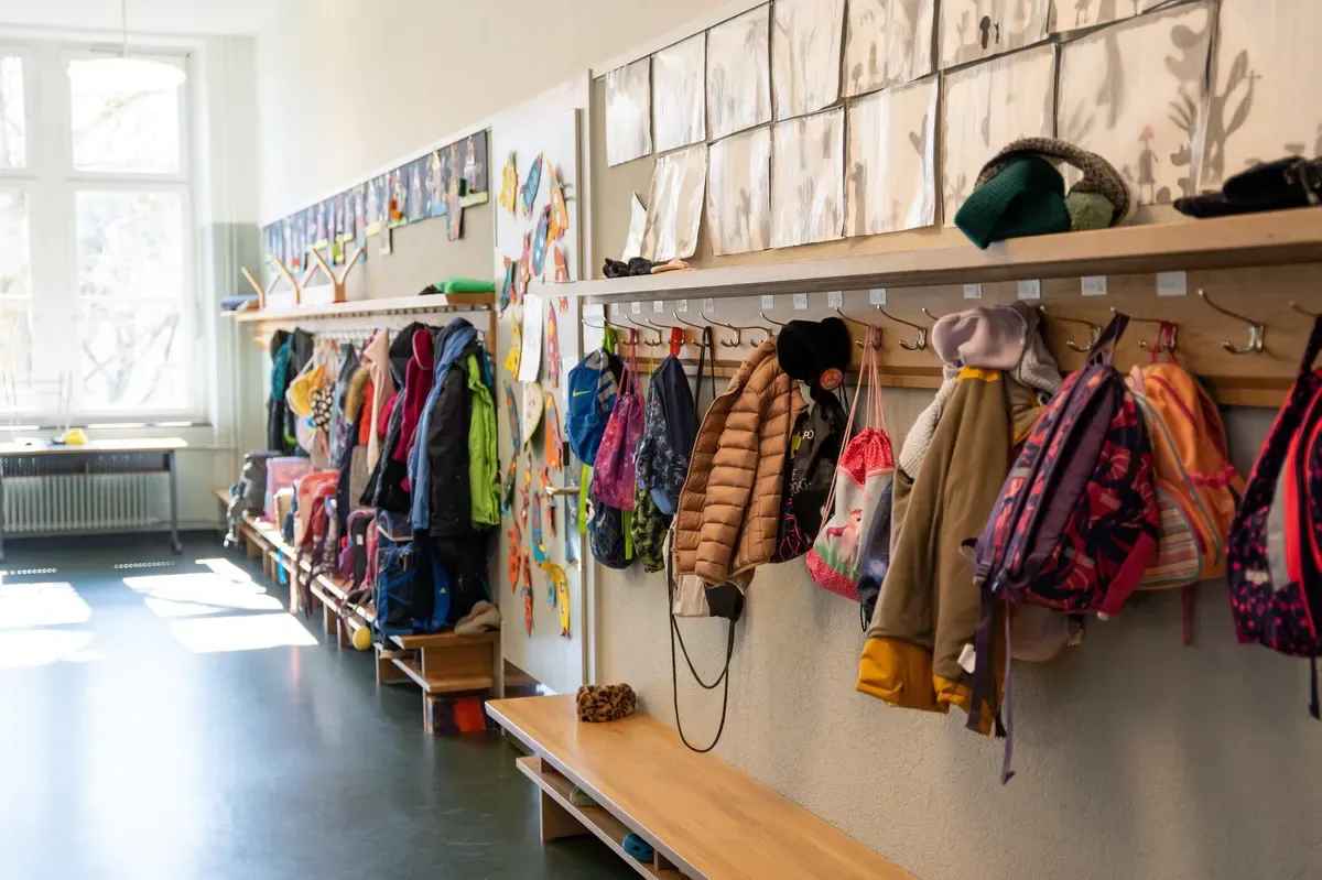 Obwohl er Sex mit einem Schüler im Schutzalter hatte, landete ein Lehrer nicht auf der schwarzen Liste.