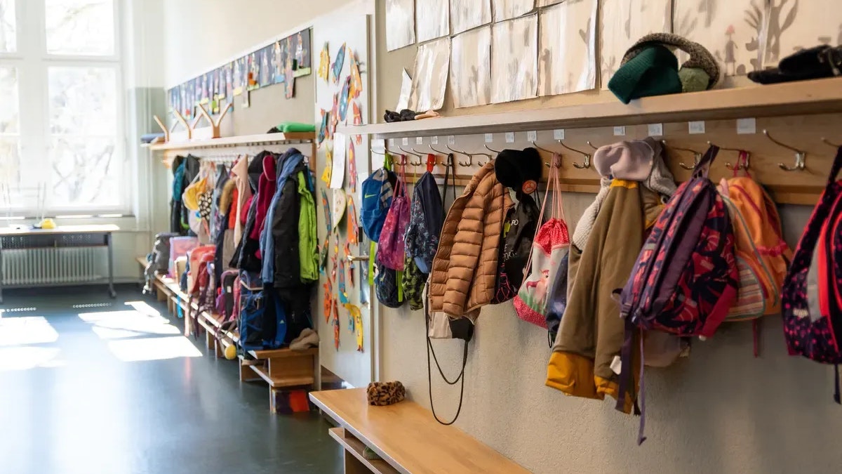 Obwohl er Sex mit einem Schüler im Schutzalter hatte, landete ein Lehrer nicht auf der schwarzen Liste.