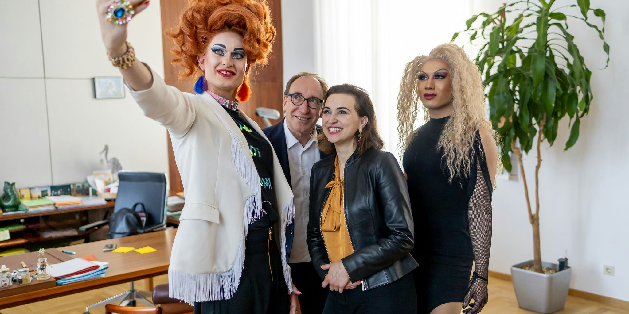 Die beiden Drag Queens mit den Ministern.