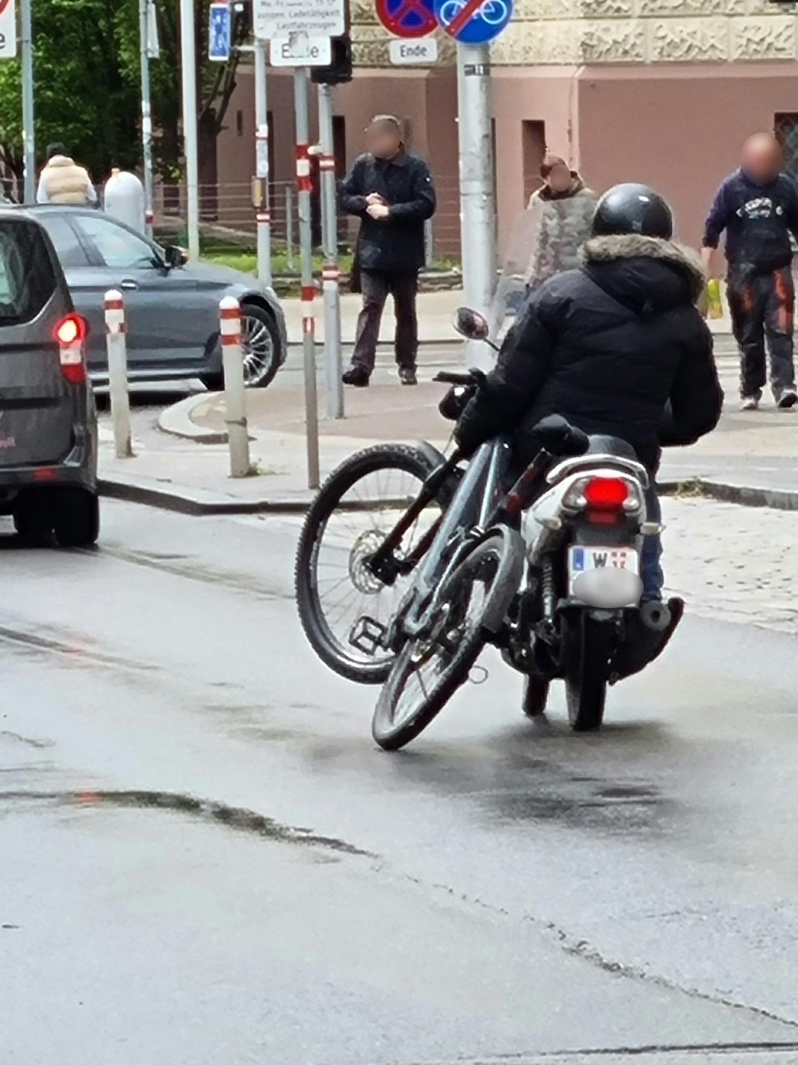 Keine gute Idee: Fahrrad mit dem Moped abschleppen