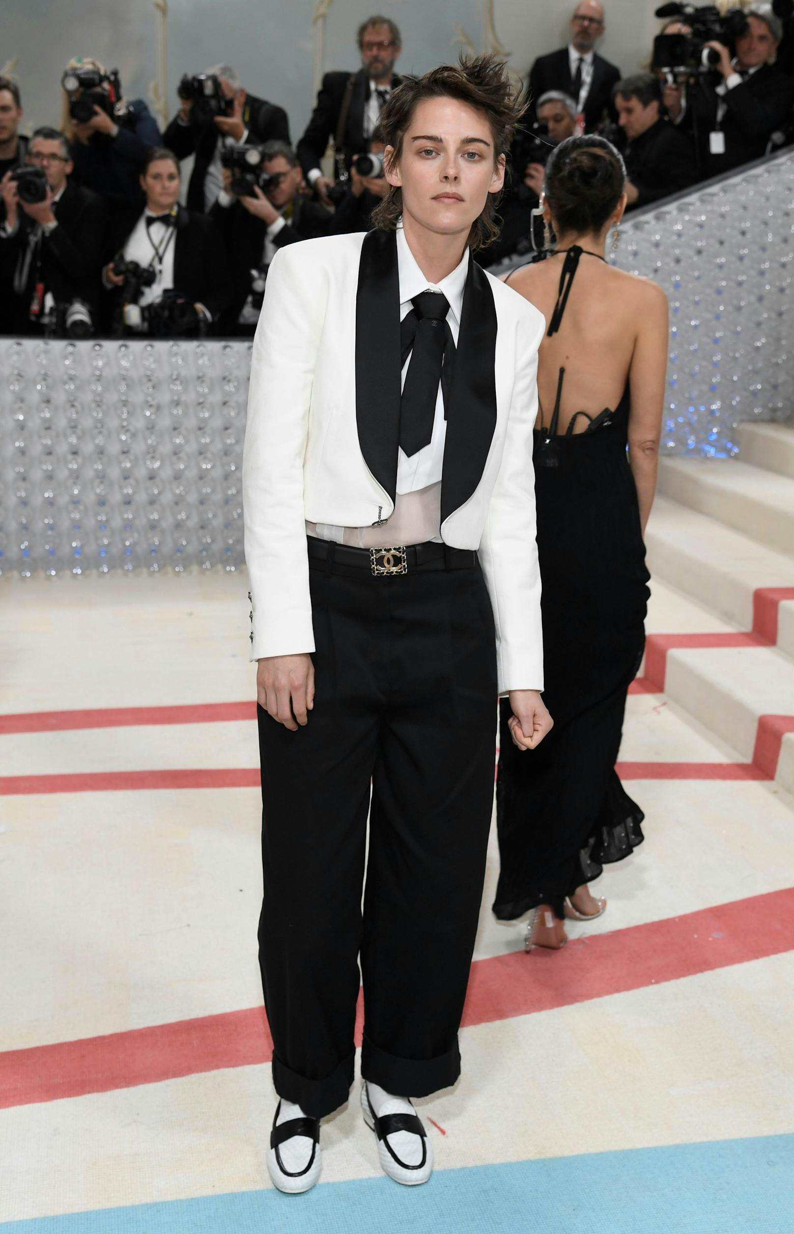 &nbsp;Kristen Stewart kam als Lagerfeld Muse natürlich in Chanel - allerdings ohne Make-up.