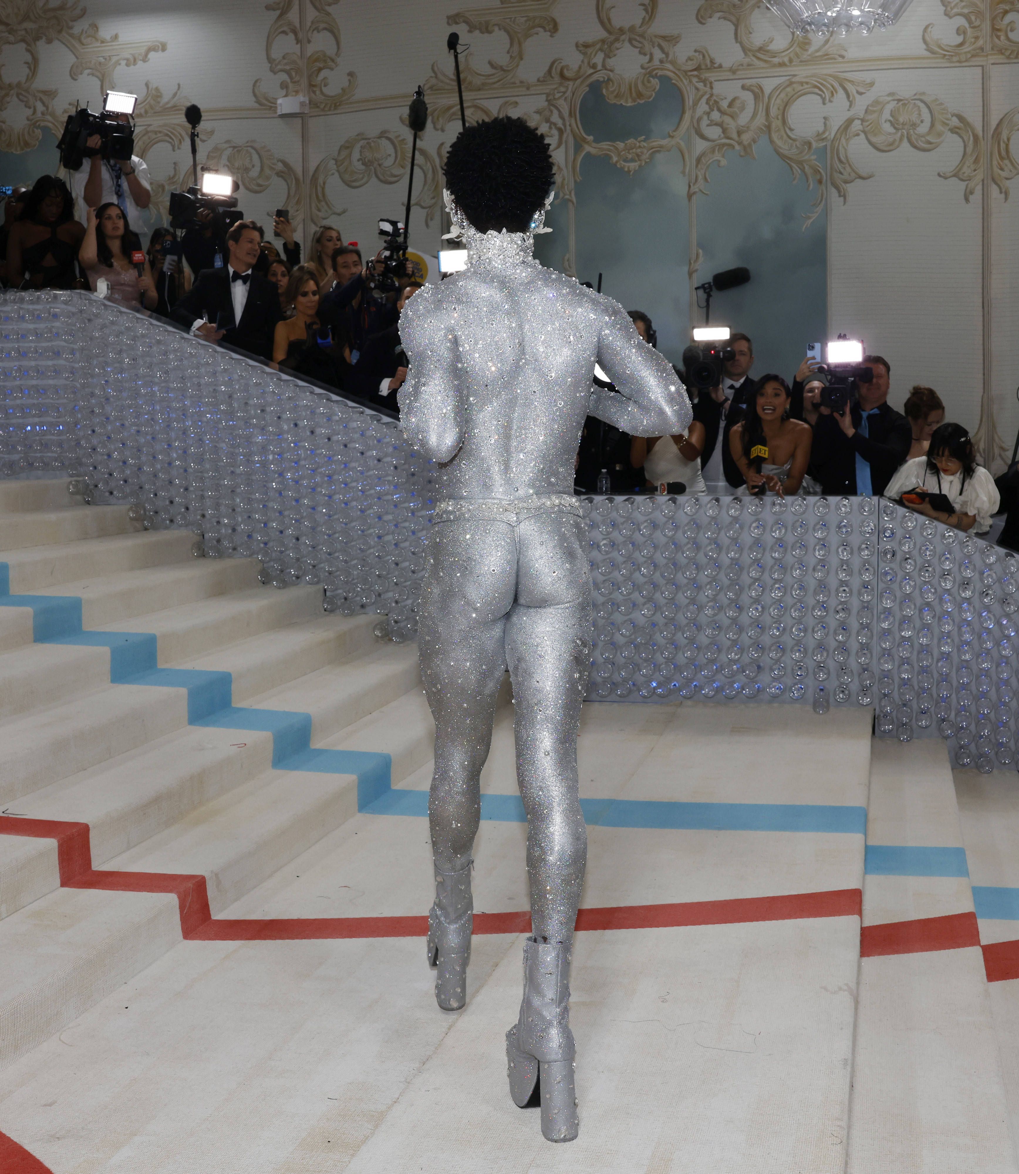 Dieser Rapper verhüllte seinen Körper bei der Met-Gala mit Glitzer statt mit Stoff.