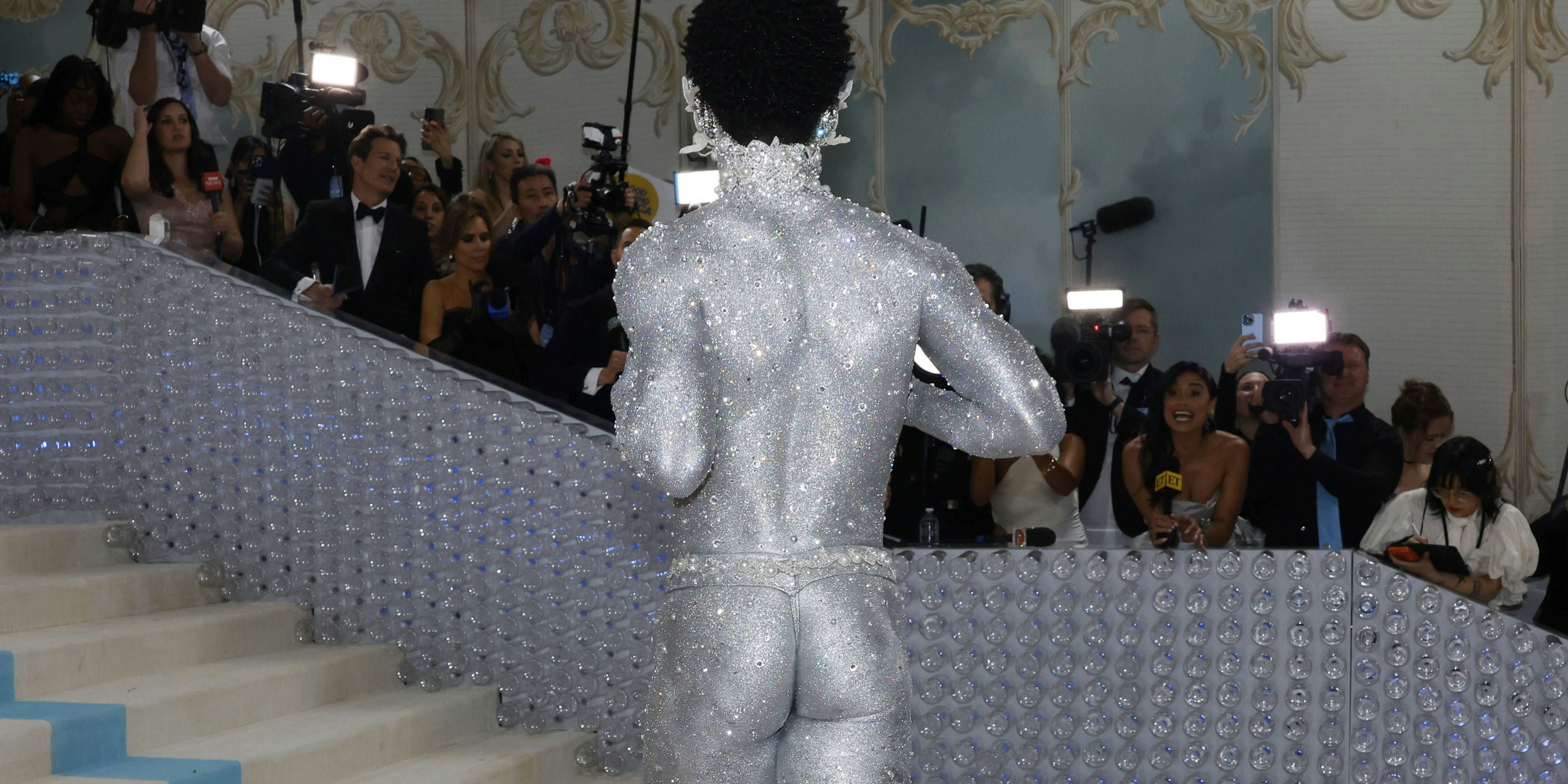 Dieser Musiker verhüllte seinen Körper bei der Met-Gala mit Glitzer statt mit Stoff.