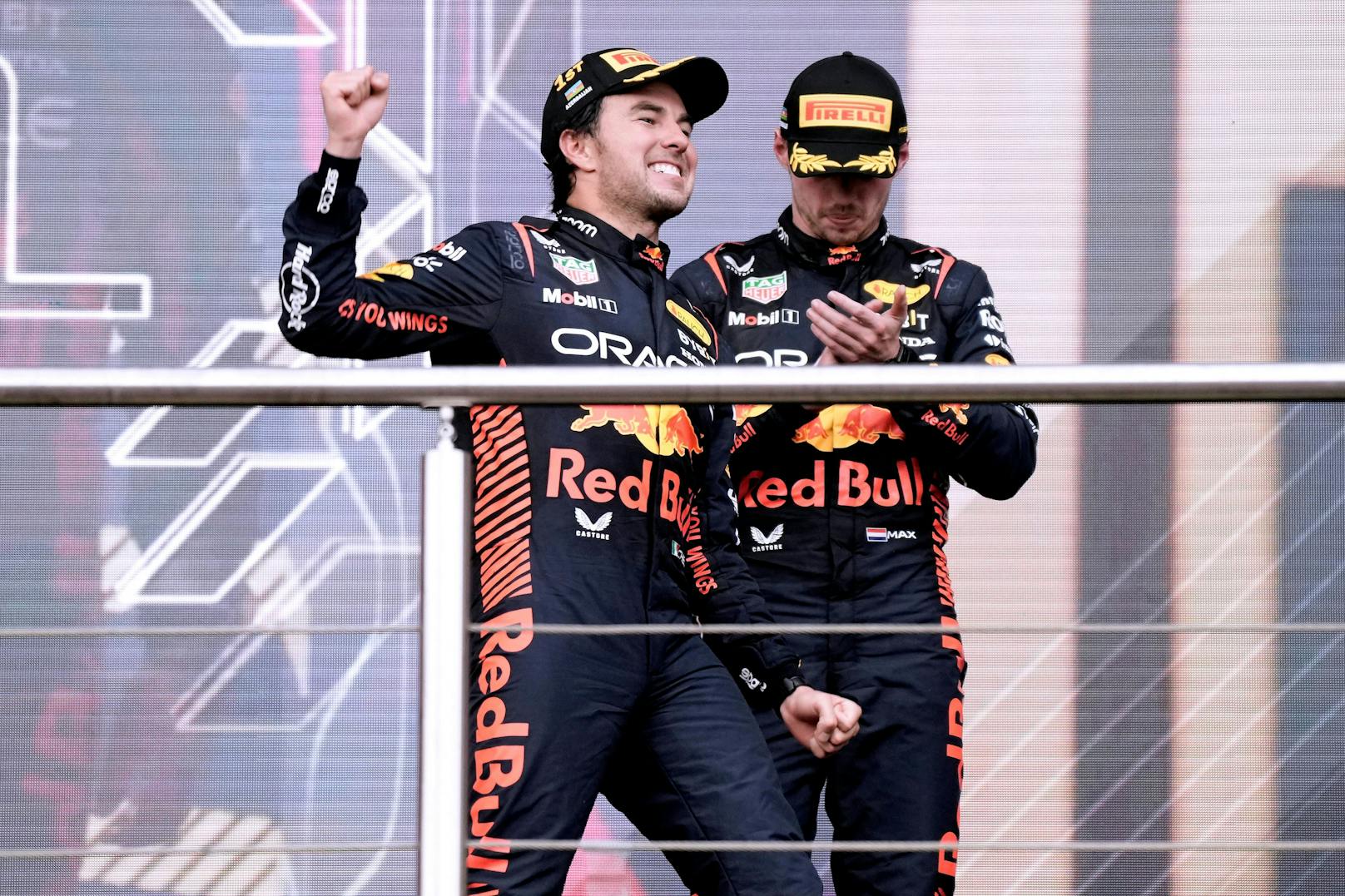 Max Verstappen kann sich nur verhalten für seinen Kollegen Sergio Perez mitfreuen.