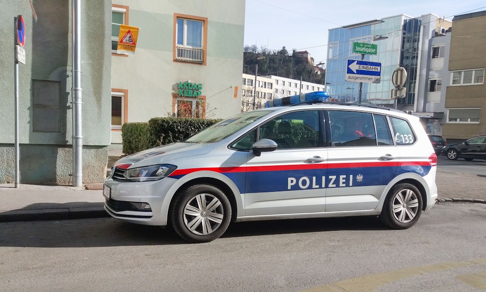Die steirische Polizei berichtet von einem tragischen Vorfall im Bezirk Weiz. Symbolfoto eines Polizeieinsatzes in Graz. 
