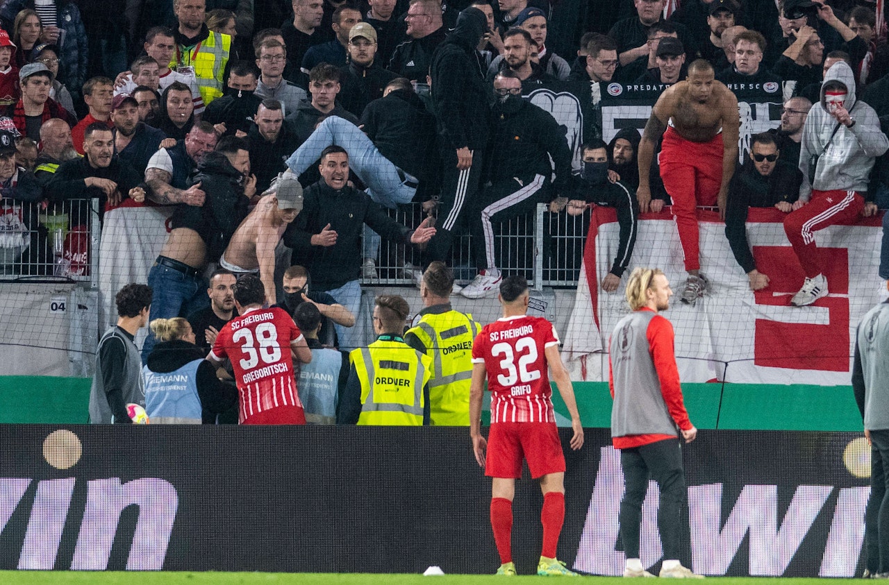 Heute.at - Münzwurf, Platzsturm! ÖFB-Star hält die Fans zurück