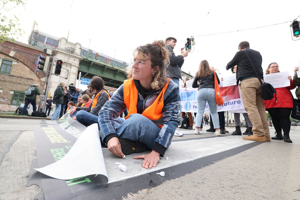 Auch im Bereich des Gürtels kam es zu groß angelegten Protesten. Hier wurde auch geklebt. 