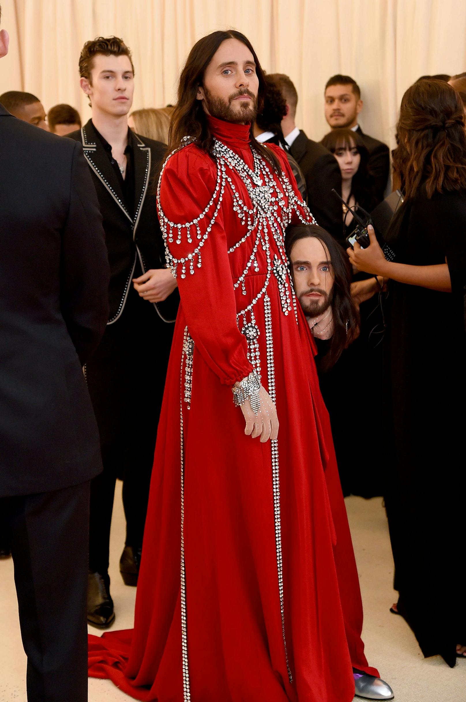 Im Jahr 2019 trug er in der Gucci-Robe seinen eigenen Kopf unterm Arm.