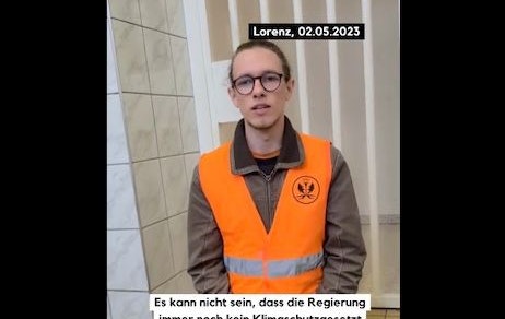 Der Aktivist Lorenz meldet sich auf Twitter aus dem Polizeianhaltezentrum.