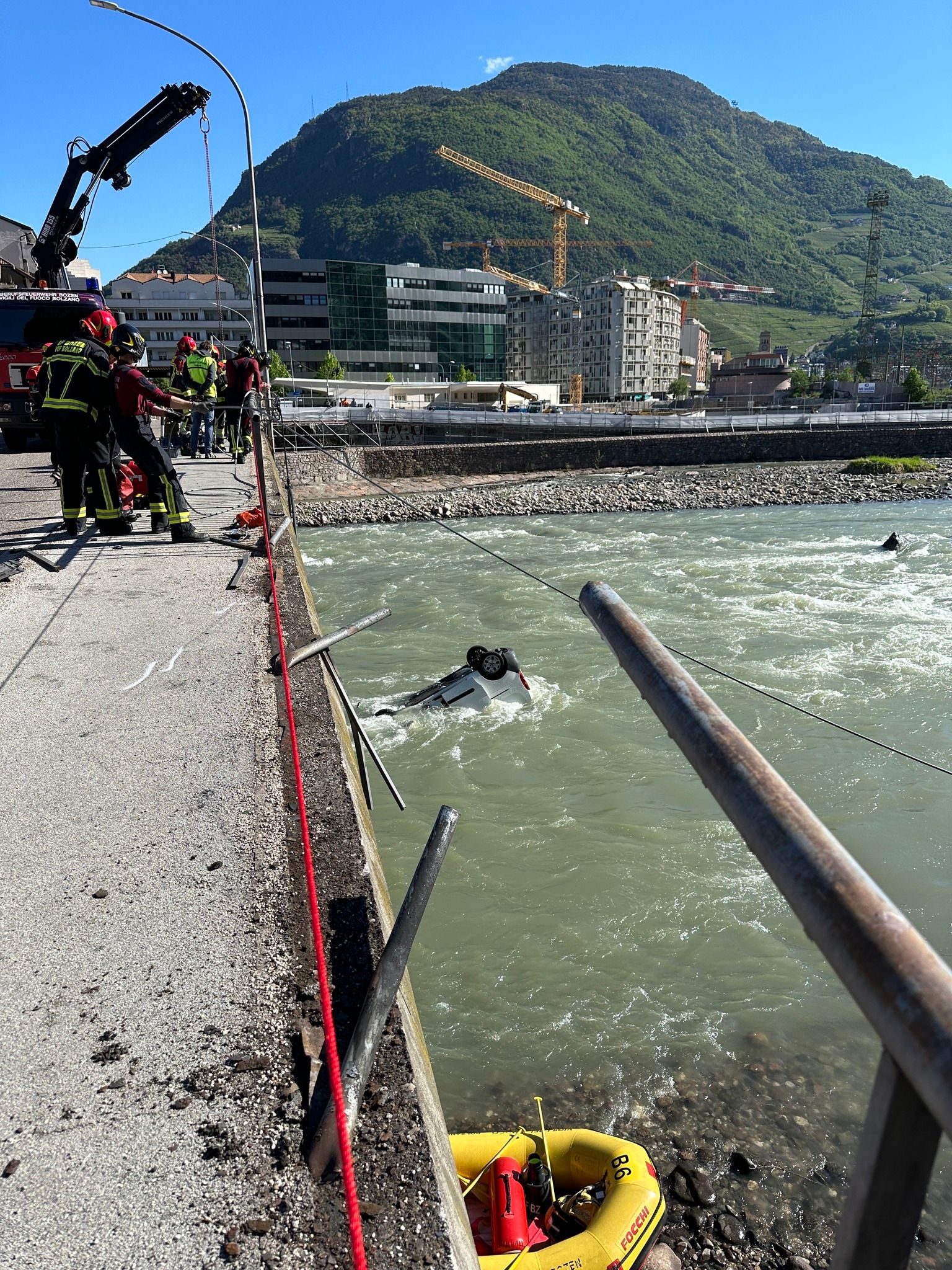 Das Fahrzeug durchbrach das Brückengeländer