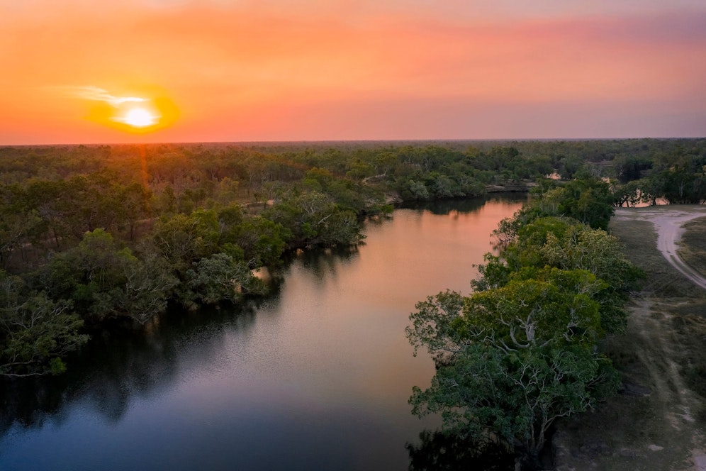 Sonnenuntergang an der Furt des Hann River im Rinyirru-Nationalpark, Australien.