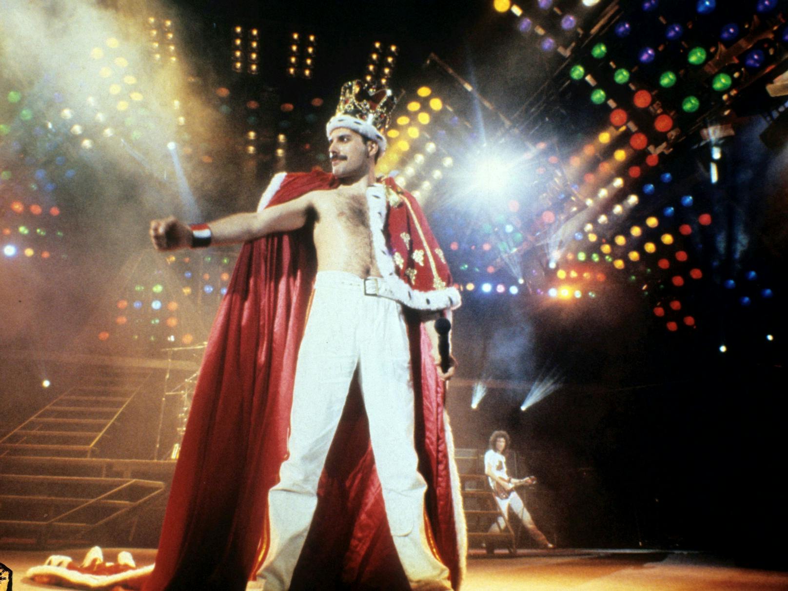 So endete jedes Queen-Konzert: Freddy mit Krone, dazu lief (damals noch) "God Save The Queen"