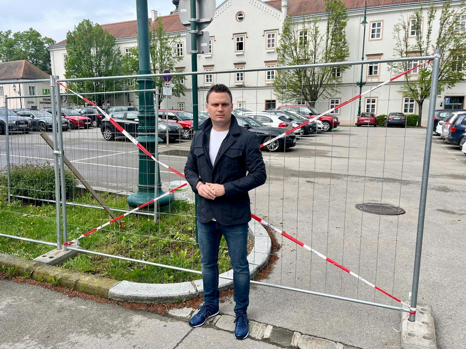 Andreas Bors kritisiert den Wegfall von den Parkplätzen am Nibelungenplatz in Tulln.
