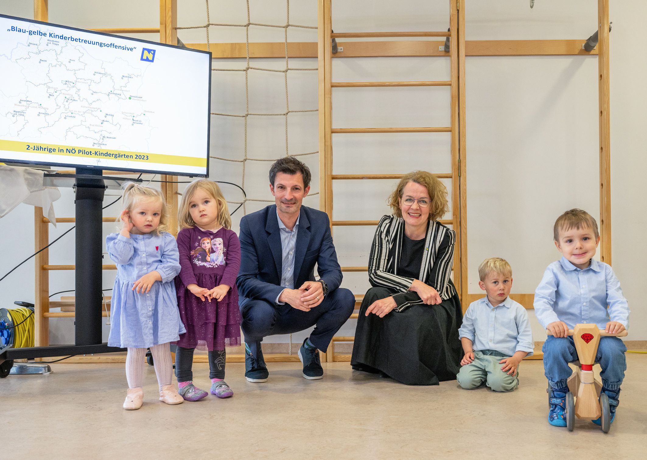 Mavie, Sarah, Gänserndorfs Bürgermeister Rene Lobner, Familien-Landesrätin Christiane Teschl-Hofmeister, Raphael und Kassian