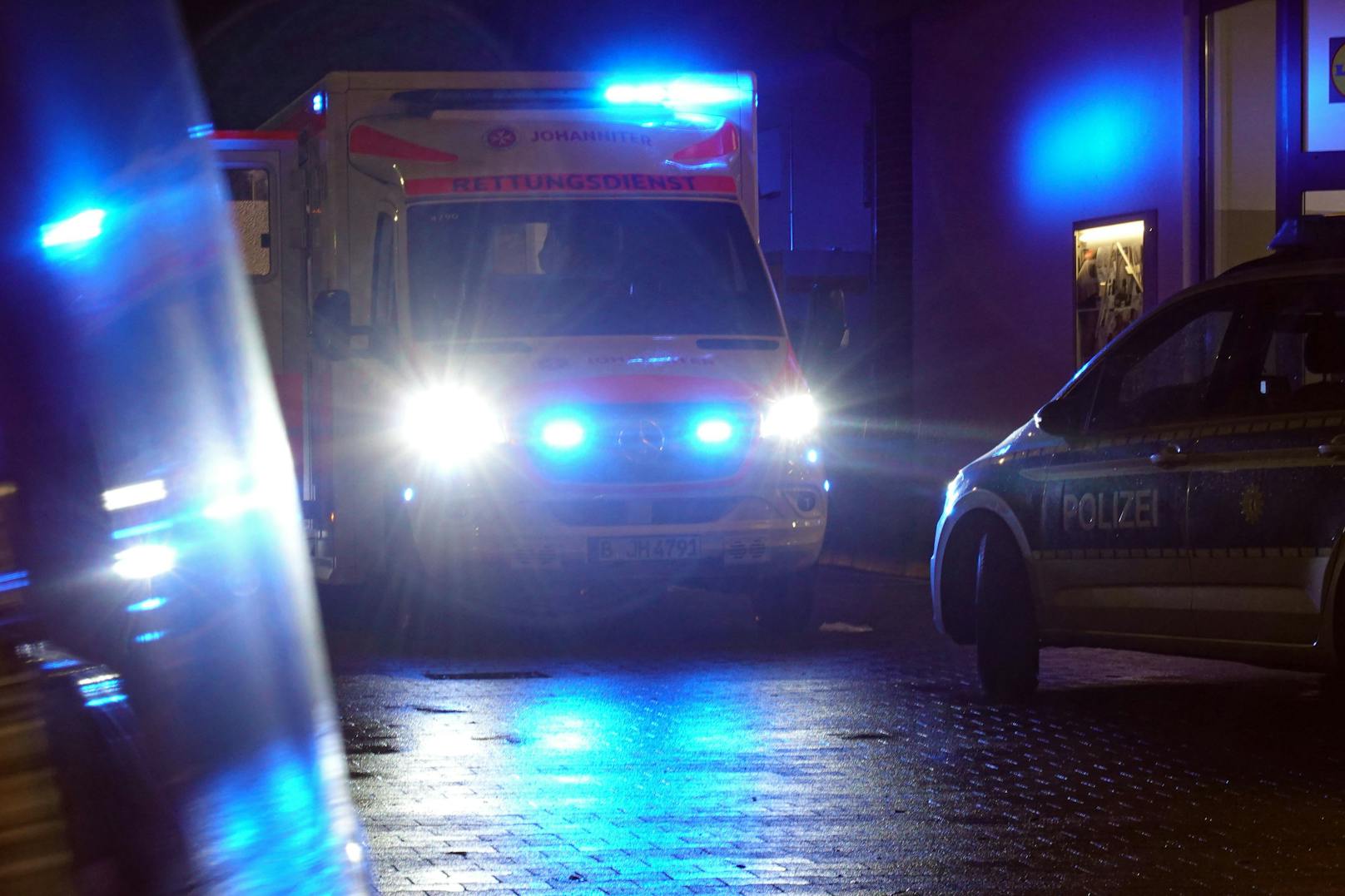 Ein Rettungswagen und Polizeiautos mit Blaulicht bei einem Einsatz in Berlin. Symbolbild