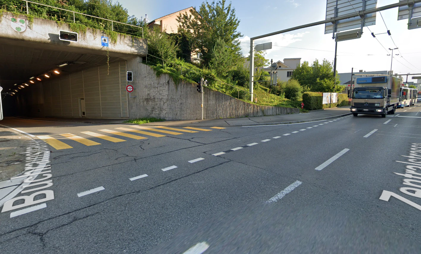 Hier begann die Chaos-Fahrt des 26-Jährigen: Der Eingang des Buchrain-Tunnels.