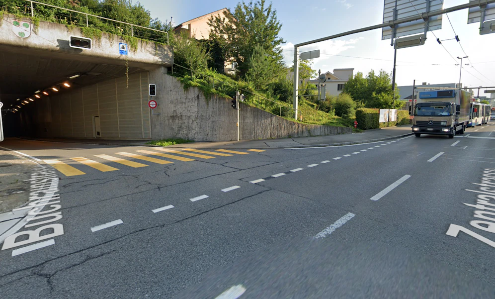 Hier begann die Chaos-Fahrt des 26-Jährigen: Der Eingang des Buchrain-Tunnels.