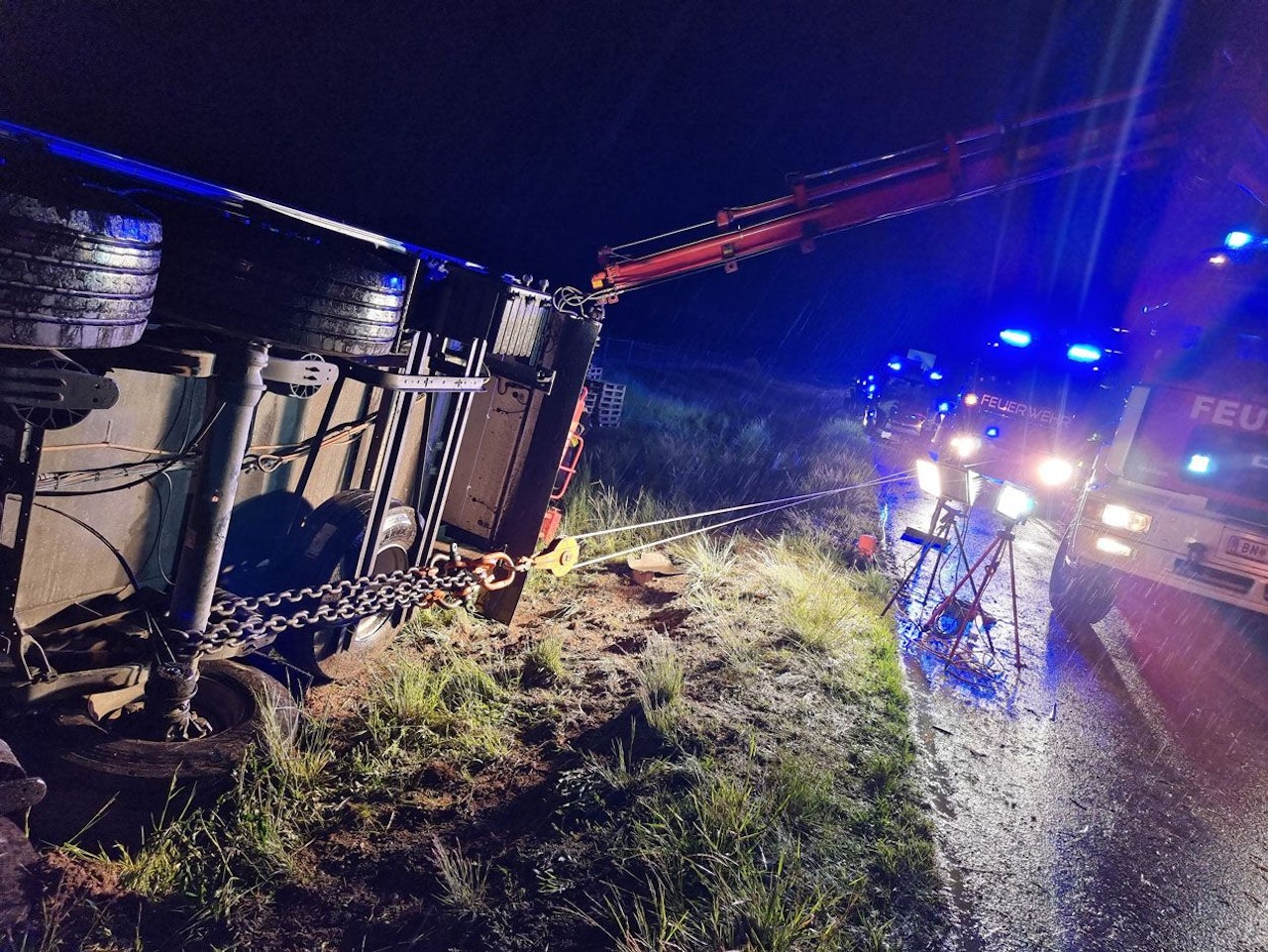 LkwSattelzug stürzte auf der A2 in den Graben Niederösterreich heute.at