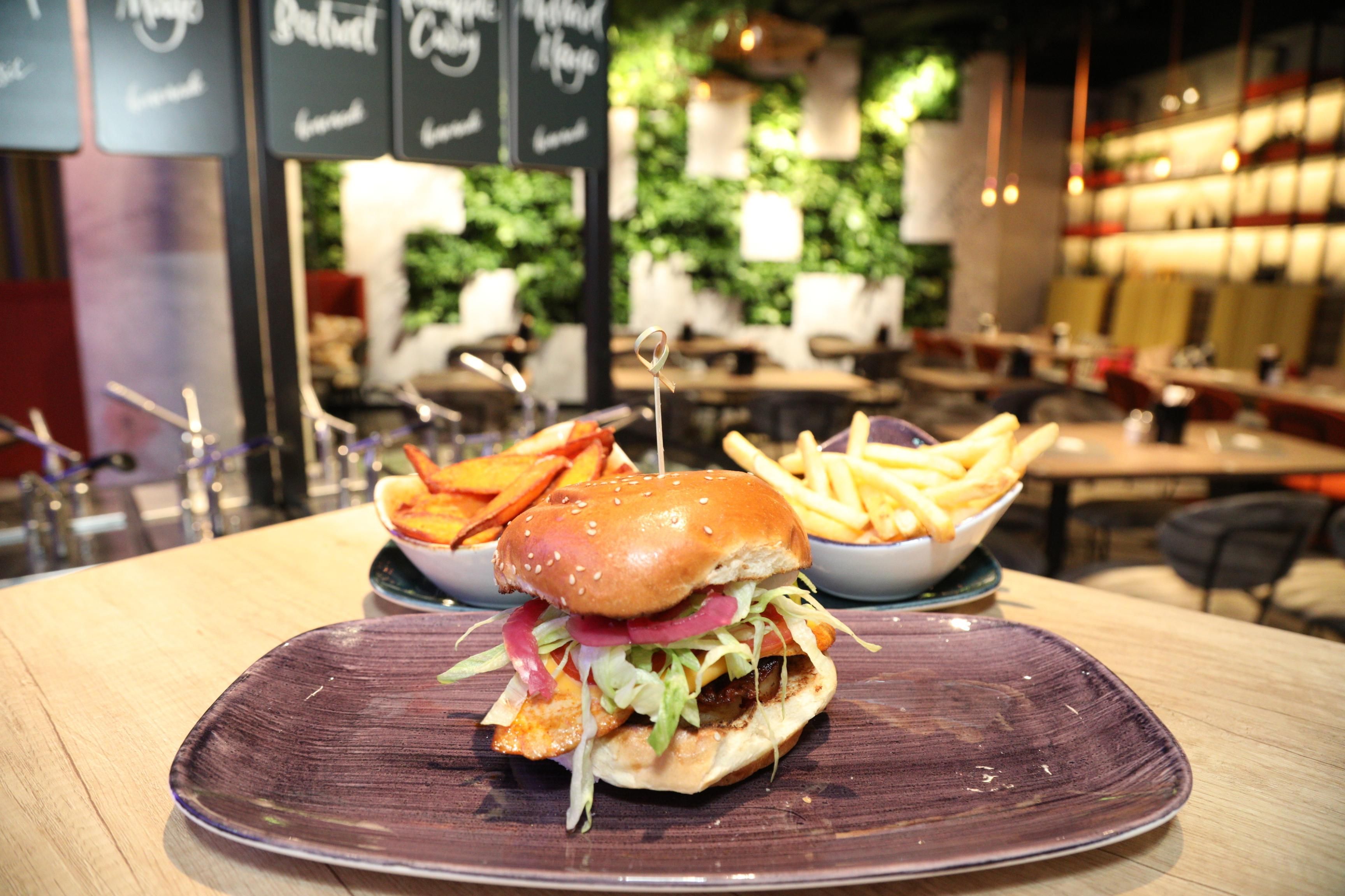 Download von www.picturedesk.com am 03.05.2023 (16:15).  05.04.2023, Westfield Donau Zentrum, LE BURGER - Opening, Neue Burgermanufaktur für die Donaustadt im Bild: Stimmung u Übersicht - 20230405_PD17151 - Rechteinfo: Rights Managed (RM)