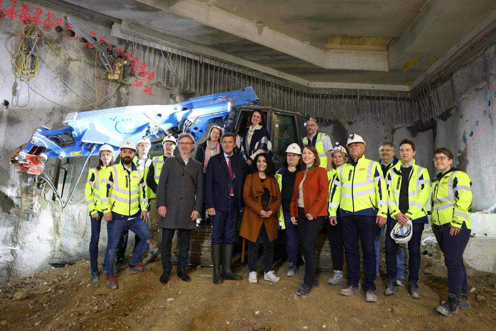 Bei der ersten neuen U5-Station Frankhplatz sind die Tunnelbauarbeiten Richtung 9. Bezirk gestartet. Der offizielle Tunnelanstich fand Mittwochnachmittag gemeinsam mit Öffi-Stadtrat Peter Hanke im Schacht Frankhplatz statt.